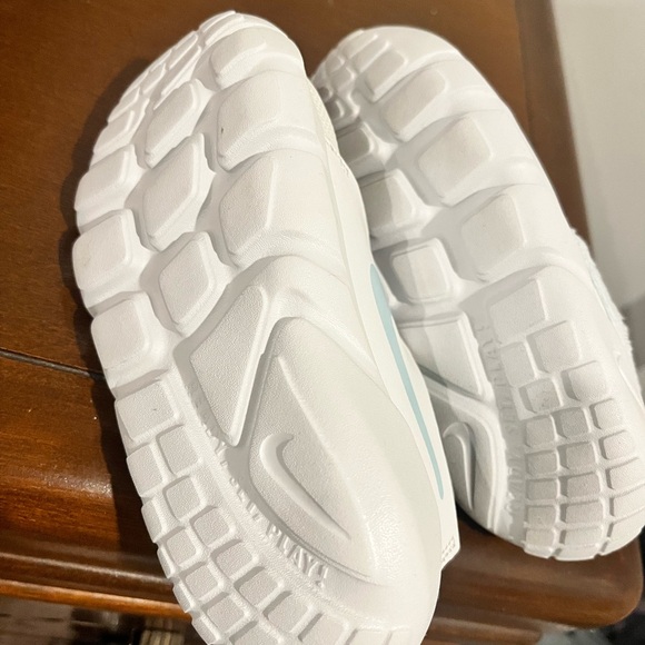 Brand new toddler girl Nike runners - Picture 2 of 3